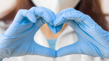 Les mains d'un chercheur qui forment un coeur