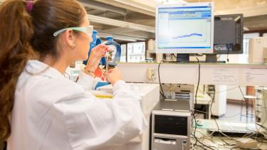 Chercheuse dans un laboratoire