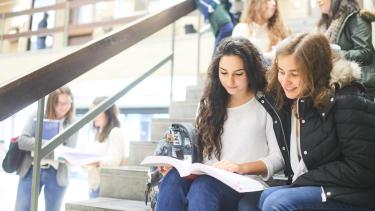 Etudiantes qui regardent un livre