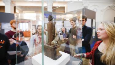 Etudiants qui regardent une statue