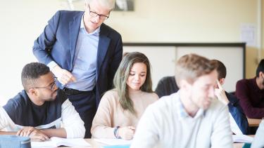 Professeur et étudiants de la Fac de droit
