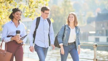 Etudiants qui se promènent