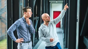 Personnes qui observent le ciel