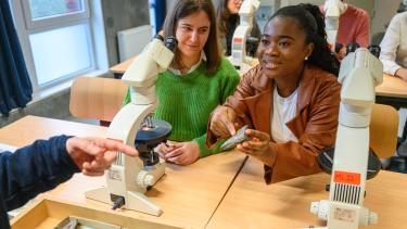 Etudiants et assistant géologie