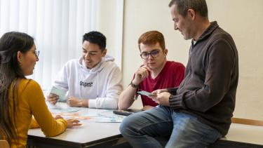 Personnes qui travaillent ensemble