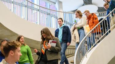 Etudiants dans le hall d'accueil de la faculté des sciences