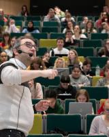 Un professeur de physique qui donne cours