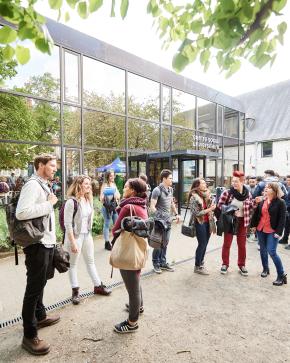 Etudiants devant le Secteur Social