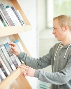 Etudiant qui consulte les programmes