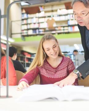 Etudiante et professeur en bibliothèque
