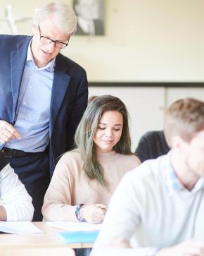 Professeur et étudiants de la Fac de droit