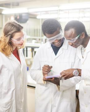 Chercheurs dans un laboratoire