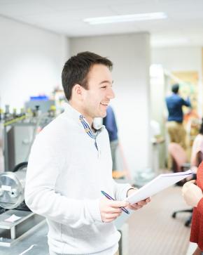 Chercheurs qui discutent