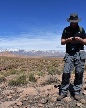 Un membre du Département en prospection géologique quelque part en Afrique du Nord