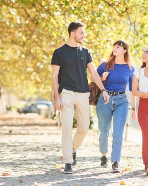 Etudiant marchant au bord de la meuse