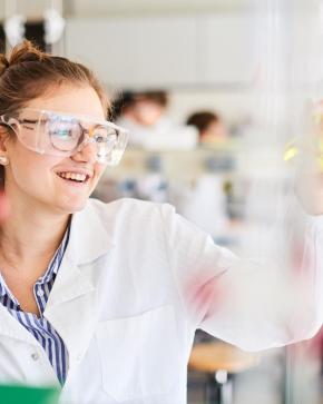 Chercheuse en laboratoire