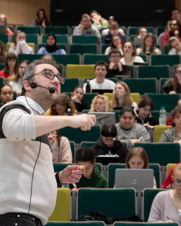 Un professeur de physique qui donne cours