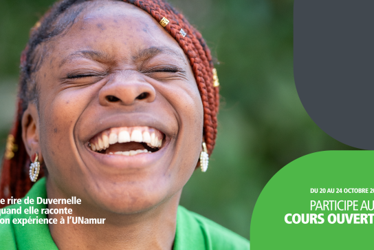 Une étudiante qui rit en racontant son expérience à l'UNamur - cours ouverts d'automne 2025