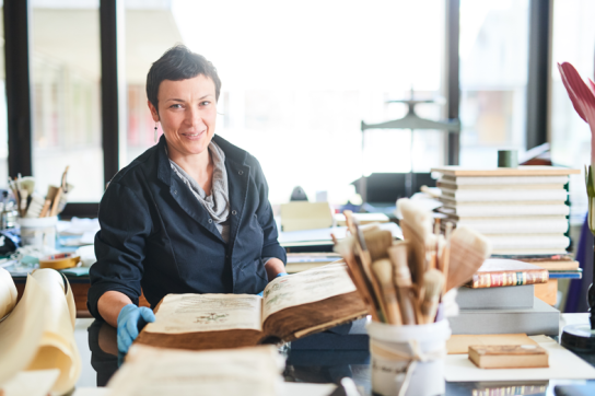 Photo de Catherine Charles à l'atelier de restauration de la BUMP