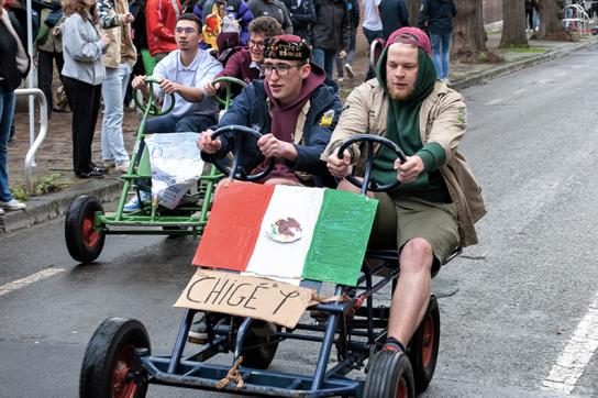 Des étudiants durant la course de cuistax - Fête de l'Université 2023