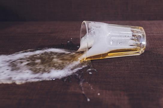 Image d'un verre de bière renversé