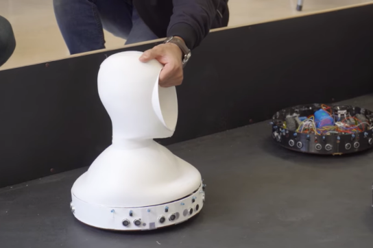 Buste robot en cours de montage