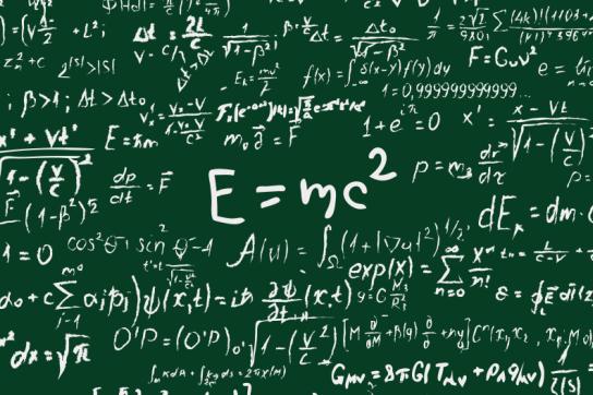 Tableau rempli de signes mathématiques