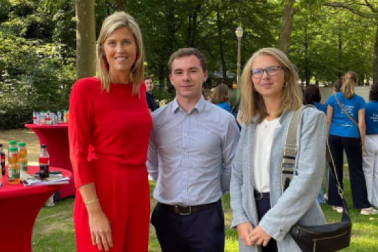 Photo d'Anna Renneson, Kevin Persooons (étudiants UNamur) et Annelies Verlinden, Minsitre de l'Intérieur belge