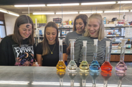 4 étudiantes dans un labo de chimie