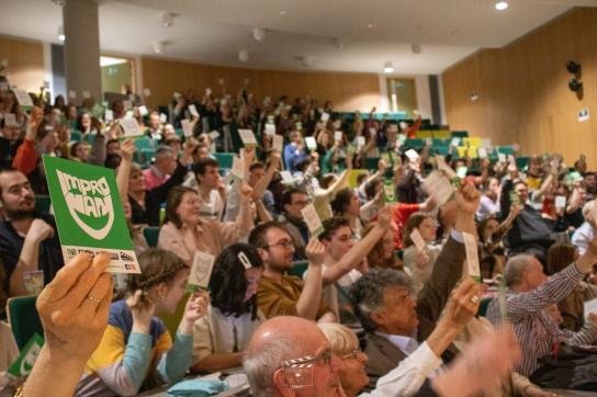 Auditoire S01 lors d'un match d'ImproNam, le public vote