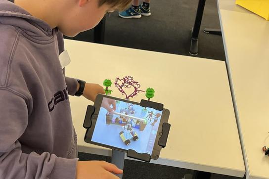 Un enfant qui filme une scène faite en Légos - Mercredis des savoirs