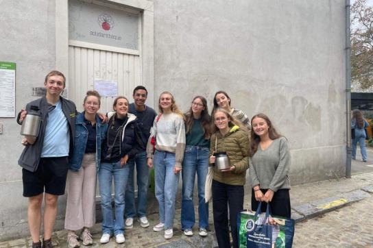 Photo des étudiants du Kap Nord devant la Solidarithèque