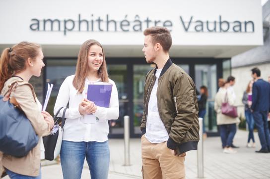 étudiants devant l'auditoire vauban