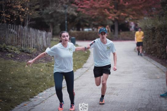 Deux étudiants qui participent à une cours relai du Kotésport