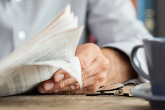 Personne qui lit le journal