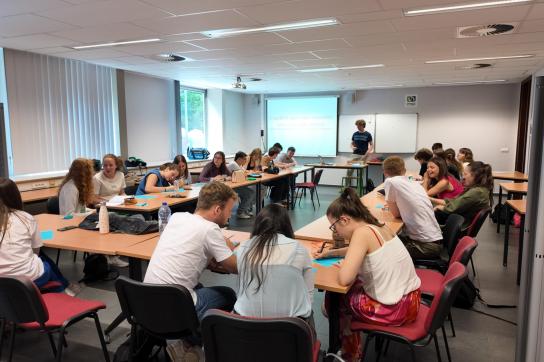 classe d'élèves qui suivent un atelier choc culturel. 