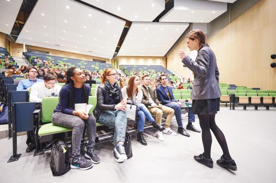 Etudiants et professeure de l'UNamur