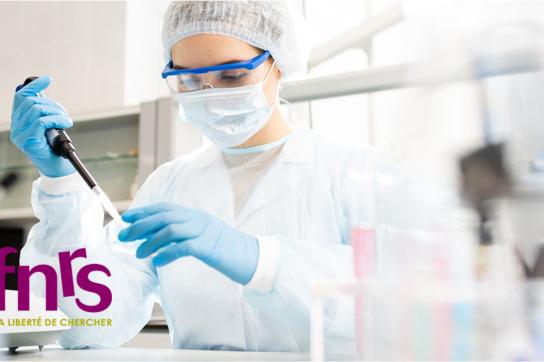 Chercheuse dans un laboratoire