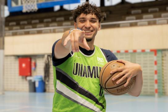 Etudiant qui joue au basket