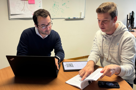 professeur et étudiant en train de travailler