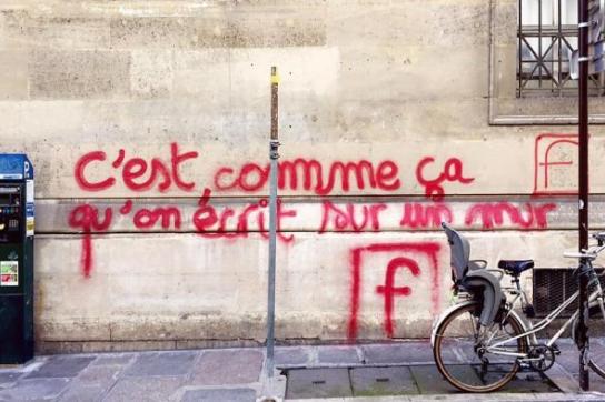 photo d'un tag qui dit "c'est comme ça qu'on écrit sur un mur"