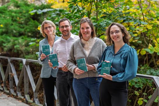 Photo de Elise Degrave, Florian Jacques, Julie Mont et Aline Nardi, autours de Chat-GPT est-il un hors la loi, projet Passerelle (Faculté de droit)