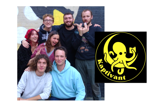 Photo des membres du Kaptivant avec le logo du kot
