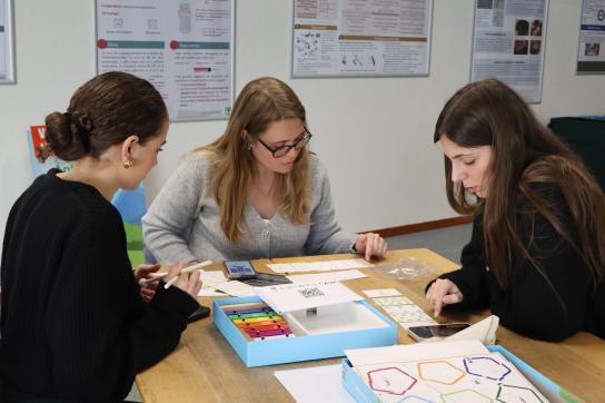 Etudiantes autour d'un jeu de plateau